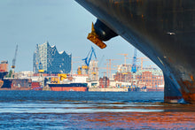 Lade das Bild in den Galerie-Viewer, Einfahrt Containerschiff | Hamburg Foto &quot;Einfahrt Containerschiff&quot; als Wandbild auf Leinwand kaufen
