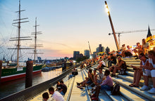 Lade das Bild in den Galerie-Viewer, Landungsbrücke, gemütliches Beisammensein | Hamburg Foto "Landungsbrücke, gemütliches Beisammensein" als Wandbild auf Leinwand kaufen
