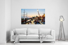 Lade das Bild in den Galerie-Viewer, Landungsbrücke, gemütliches Beisammensein | Hamburg Foto "Landungsbrücke, gemütliches Beisammensein" als Wandbild auf Leinwand kaufen