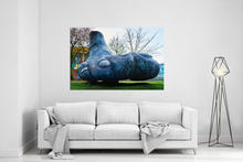 Lade das Bild in den Galerie-Viewer, Uwe Seelers Fuss | Hamburg Foto "Uwe Seelers Fuss" als Wandbild auf Leinwand kaufen