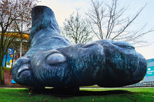 Lade das Bild in den Galerie-Viewer, Uwe Seelers Fuss | Hamburg Foto "Uwe Seelers Fuss" als Wandbild auf Leinwand kaufen