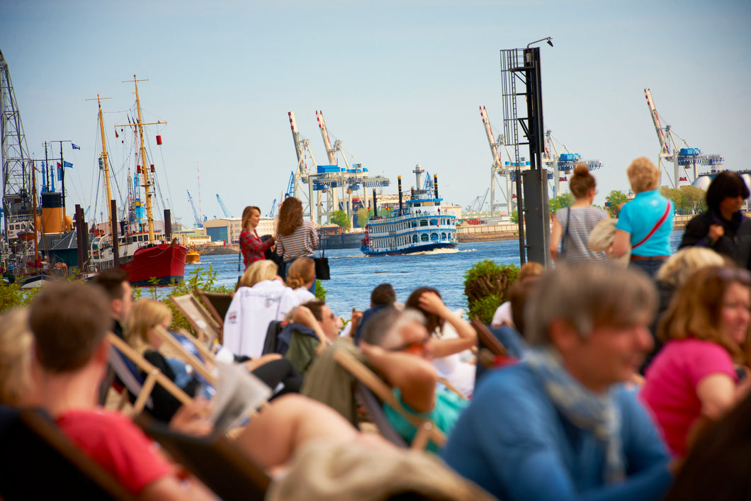 Strandperle, Relaxed im Liegestuhl mit Mississippi Dampfer | Hamburg Foto 