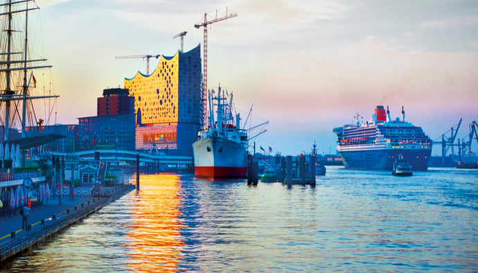 Cap San Diego und einfahrende Queen Mary 2 | Hamburg Foto 
