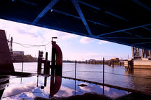 Lade das Bild in den Galerie-Viewer, Unter der Brücke, nah am Wasser | Hamburg Foto &quot;Unter der Brücke, nah am Wasser&quot; als Wandbild auf Leinwand kaufen

