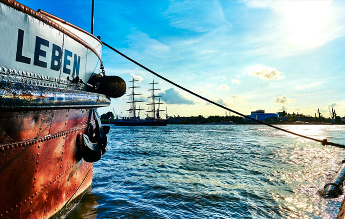 Schiffsseite mit Teiltitel im Hintergrund befindlicher Zweimaster | Hamburg Foto 