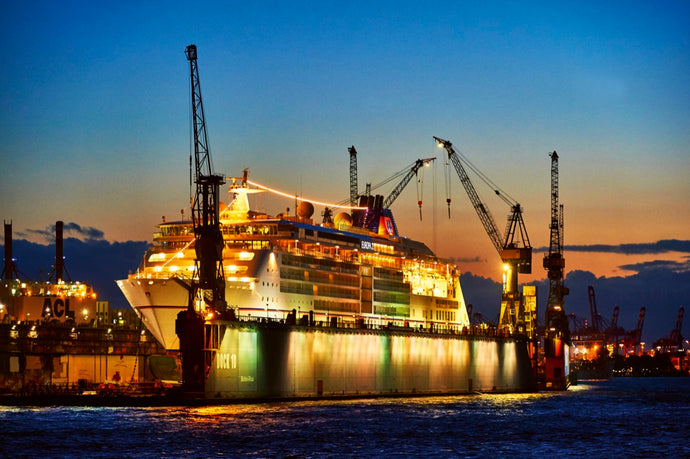 Im Dock 10 Europa II mit Kränen, beleuchtet | Hamburg Foto 