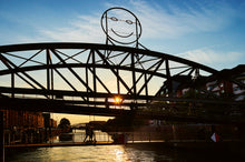 Lade das Bild in den Galerie-Viewer, Public Face, Stimmungseinfang in Echtzeit. Smiley | Hamburg Foto &quot;Public Face, Stimmungseinfang in Echtzeit. Smiley&quot; als Wandbild auf Leinwand kaufen
