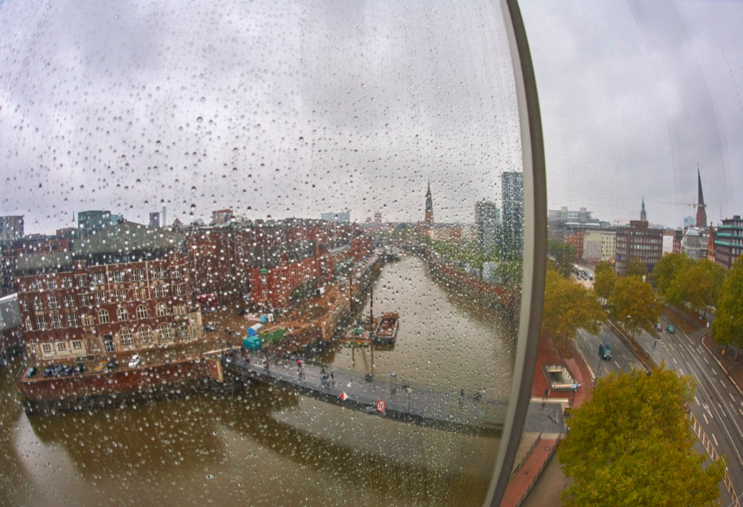 Aus der Spitze des Deichtor-Centers mit Blick Speicherstadt im Regen | Hamburg Foto 