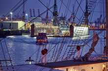 Lade das Bild in den Galerie-Viewer, Hafen mit Dock 10 und Fähr-Verkehr | Hamburg Foto &quot;Hafen mit Dock 10 und Fähr-Verkehr&quot; als Wandbild auf Leinwand kaufen
